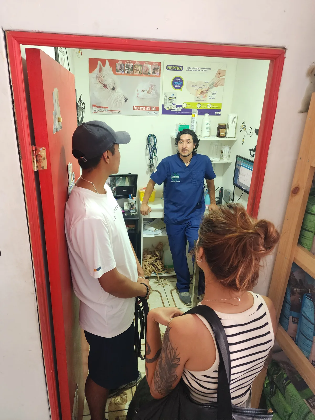 Profesional de Renacer Pets orientando a tutores